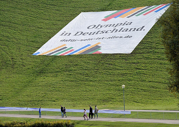 Ein Plakat mit der Aufschrift "Olympia in Deutschland. dafür-sein-ist-alles.de"" liegt auf dem Olympiaberg. Am 26.10.2025 findet der Bürgerentscheid zur Bewerbung der Stadt München um Olympische und Paralympische Spiele statt. Ein Plakat mit der Aufschrift "Olympia in Deutschland. dafür-sein-ist-alles.de"" liegt auf dem Olympiaberg. Am 26.10.2025 findet der Bürgerentscheid zur Bewerbung der Stadt München um Olympische und Paralympische Spiele statt.