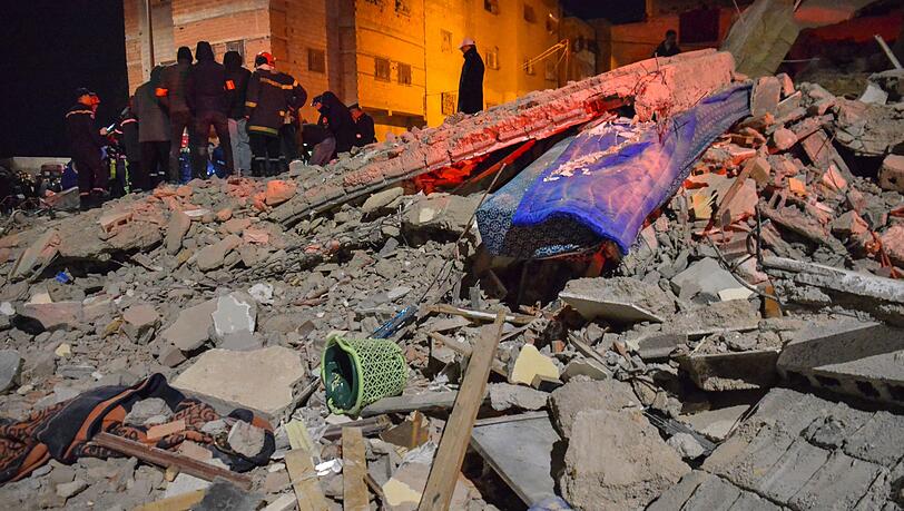 In dem eingestürzten Haus wohnten nach staatlichen Angaben acht Familien. In dem eingestürzten Haus wohnten nach staatlichen Angaben acht Familien.