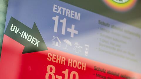 UV-Index-Tafeln informieren &uuml;ber den richtigen Sonnenschutz. (Archivbild)
