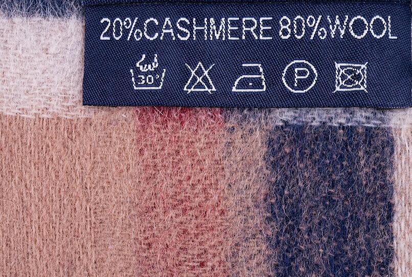 Der Woll- oder Feinwaschgang ist nicht für jedes Teil aus Wolle geeignet. Manche Kleidungsstücke müssen noch schonender behandelt werden als es bei diesen Waschgängen der Fall ist. Dann ist Handwäsche angesagt (was beim Vorhandensein des entsprechenden Waschgangs auch maschinell möglich ist). Achten Sie auf alle Fälle auf die Pflegehinweise auf dem Etikett des Kleidungsstückes. Der Woll- oder Feinwaschgang ist nicht für jedes Teil aus Wolle geeignet. Manche Kleidungsstücke müssen noch schonender behandelt werden als es bei diesen Waschgängen der Fall ist. Dann ist Handwäsche angesagt (was beim Vorhandensein des entsprechenden Waschgangs auch maschinell möglich ist). Achten Sie auf alle Fälle auf die Pflegehinweise auf dem Etikett des Kleidungsstückes.