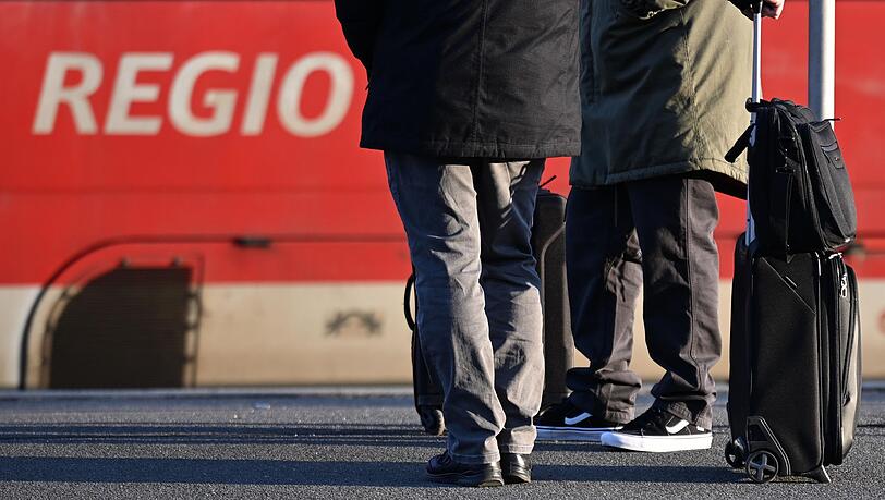 Die Polizei sucht nun nach dem unbekannten Schwarzfahrer. (Symbolbild)
