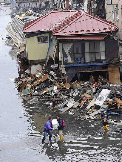 Japan: Erdbeben, Tsunami, Angst vor Atom-Gau - ein Land liegt in Trümmern. Die Bilder