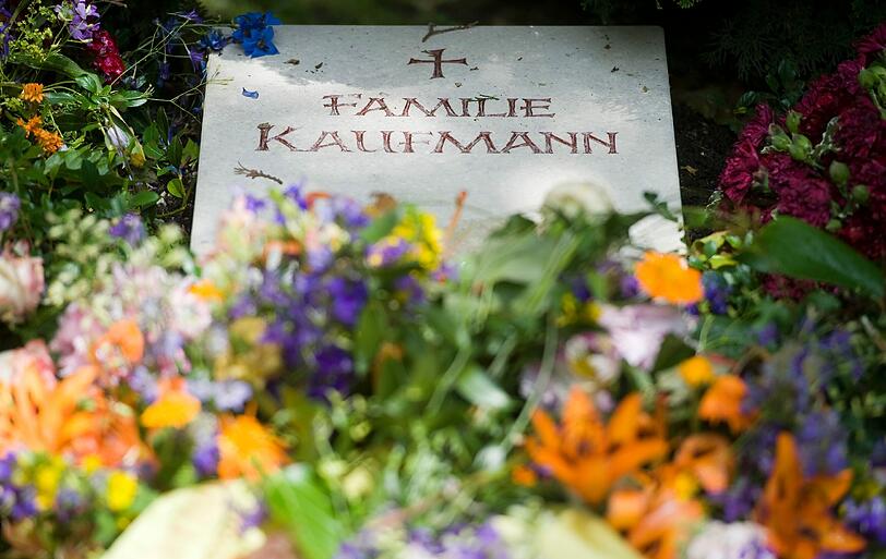 Freunde und Fans haben am Donnerstag in
München Abschied von dem Schauspieler Günther Kaufmann genommen. In
der Aussegnungshalle des Nordfriedhofs lagen Kondolenzbücher aus.