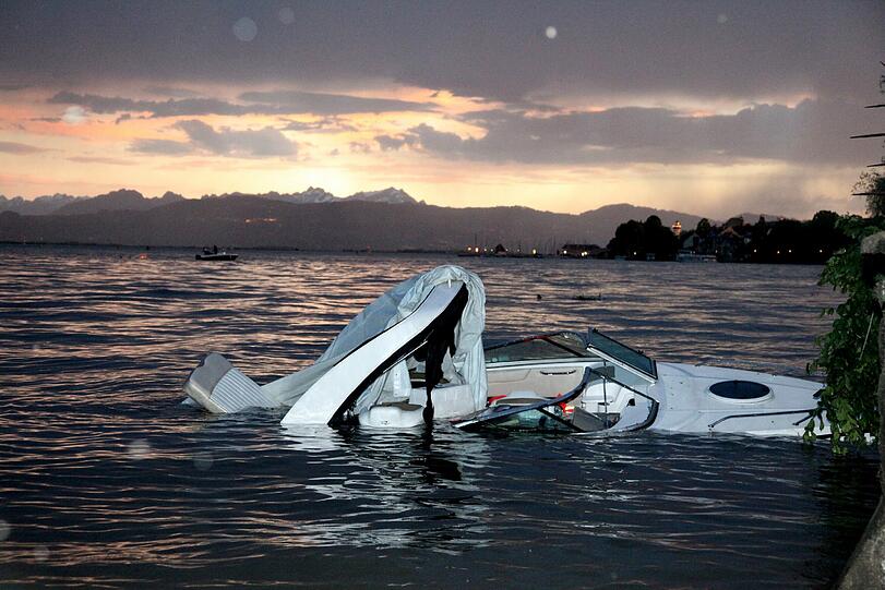 Das Foto vom 18.06.2013 zeigt ein untergegangenes Sportboot im Bodensee in Lindau.