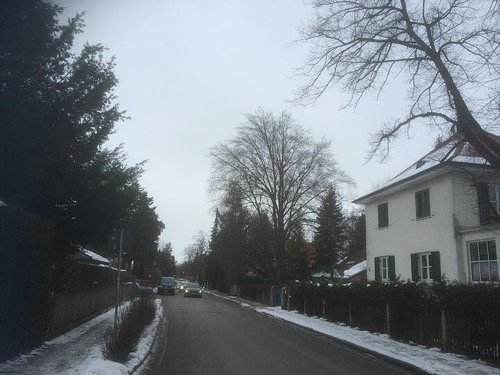 Tatort Lochham: In der Aubinger Straße ist am Freitagabend eine schwangere Frau von zwei Schülern misshandelt und ausgeraubt worden.