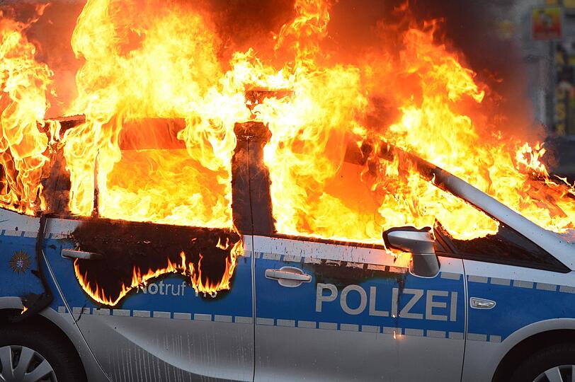 Der Protesttag der kapitalismuskritischen Blockupy-Bewegung hat in Frankfurt mit einer Welle der Gewalt begonnen