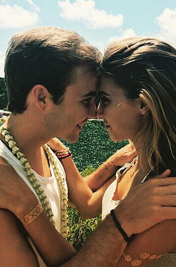 Hawaiimäßig - Stichwort "Aloha" - zeigten sich ANN-KATHRIN BRÖMMEL und ihr Freund, der Fußballweltmeister MARIO GÖTZE.