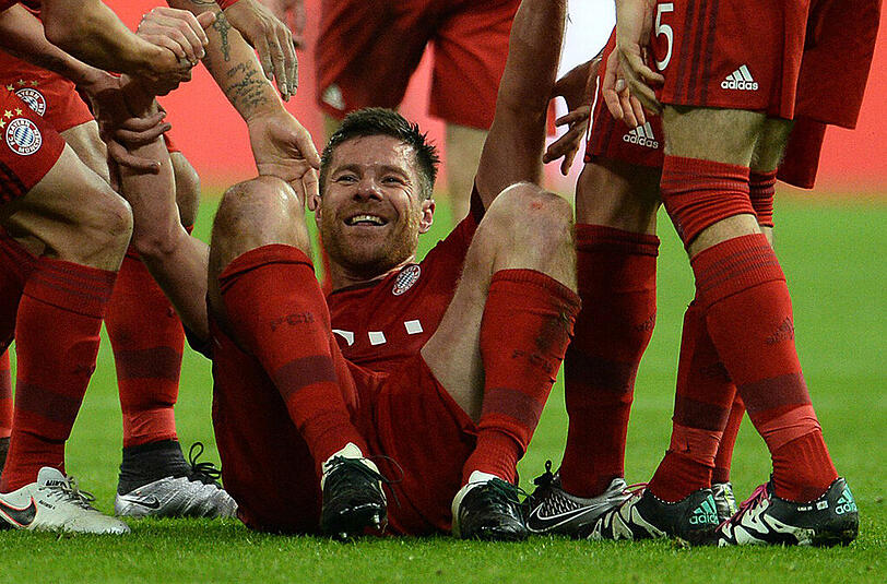 Lässt sich nach seinem Kracher von den Bayern-Kollegen feiern: Xabi Alonso.