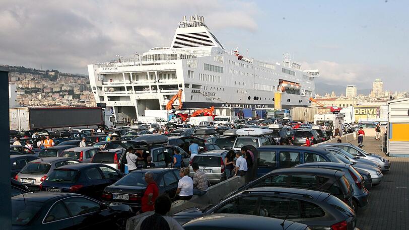 Eine Fähre am Hafen von Genua. (Symbolbild)