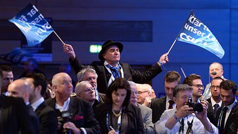 Die CSU-Vertreter sprechen in der Dreiländerhalle in Passau.