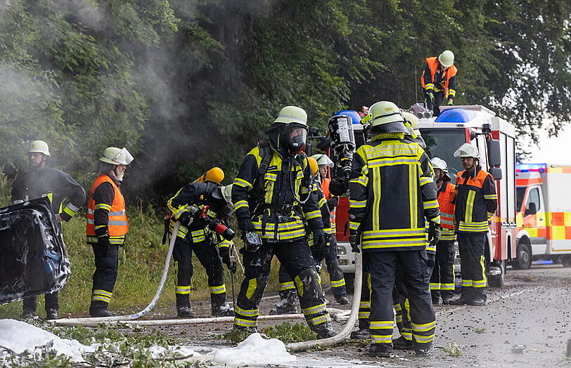 Trümmerfeld auf der B 304 - die Feuerwehr hatte alle Hände voll zu tun. Bilder vom Bergungseinsatz.