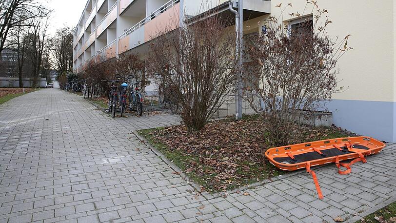 Eine Rettungstrage liegt noch vor dem Haus.