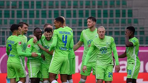 Wolfsburgs Spieler jubeln nach dem 1:0 durch Mittelfeldspieler Renato Steffen (4.v.l.).