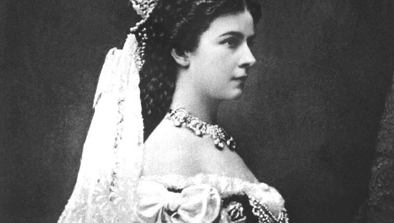 Die österreichische Monarchin im Krönungsornat als Königin von Ungarn (Aufnahmedaten unbekannt).