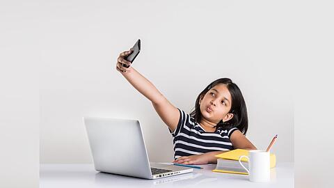 Den ganzen Tag Selfies schießen? Eltern können die Funktionalität von Smartphones für ihre Kinder einschränken.