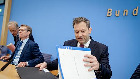Finanzminister Klingbeil stellt seine Etatpläne in Berlin vor.