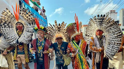 Tausende Indigene und internationale Klimaschützer zogen durchs Zentrum der Millionenstadt Belém.