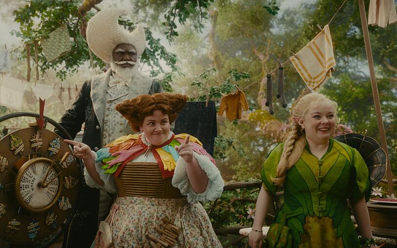 In "Der Wunderweltenbaum" tummeln sich viele verrückte Figuren, zum Beispiel Mondgesicht (Nonso Anozie), Frau Wasch (Jessica Gunning, Mitte) und die Fee Seidenhaar (Nicola Coughlan). In "Der Wunderweltenbaum" tummeln sich viele verrückte Figuren, zum Beispiel Mondgesicht (Nonso Anozie), Frau Wasch (Jessica Gunning, Mitte) und die Fee Seidenhaar (Nicola Coughlan).