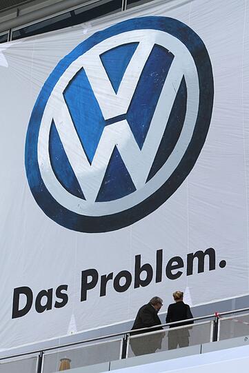 Mit Protest-Plakaten machen die Greenpeace-Aktivisten ihrem Unmut über den neuen Kleinwagen "VW Up" auf der Internationalen Automobilausstellung in Frankfurt Luft.