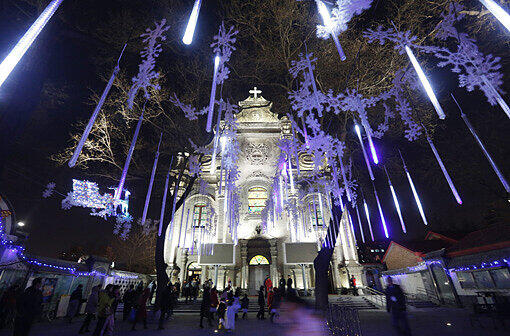 In Chinas Hauptstadt Beijing versammelt sich die katholische Gemeinde in und um die Xuanwumen-Kirche.