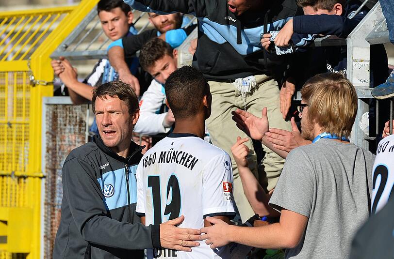 Von Ahlen (l.) und Okotie (r.) nach der Aue-Pleite im Dialog mit aufgebrachten Fans.