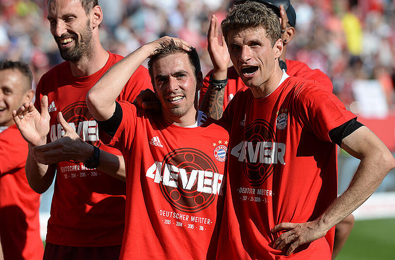Philipp Lahm (links) und Thomas Müller genießen den Triumph des FC Bayern.