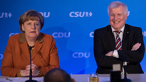 Nicht immer gibt's was zu Lachen, wenn Angela Merkel und Horst Seehofer gemeinsam auftreten. Im Mai wollen sich beide auf der Truderinger Festwoche treffen.