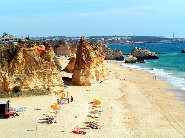 Idyllische Strandbucht an der Algarveküste im Süden Portugals
