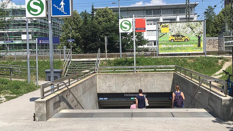 Endstation Treppe: Hier landeten wochenlang die Rollstuhlfahrer, die den Schildern der Stadt folgten.