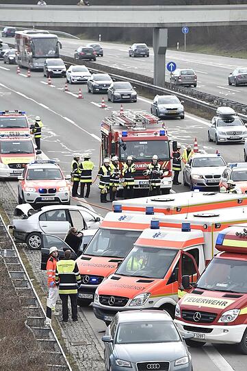 Bei einem Verkehrsunfall auf der A 8 sind vier Personen verletzt worden. Der Unfall ereignete sich stadteinwärts auf Höhe der Anschlussstelle Perlach.