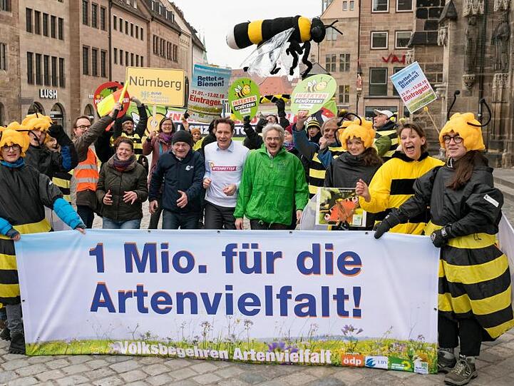 Agnes Becker (ÖDP, M,l-r), Norbert Schäffer (LBV), Ludwig Hartmann (Bündnis 90/Die Grünen) und Richard Mergner (Bund Naturschutz). Foto: Toni Mader/Volksbegehren Artenvielfalt