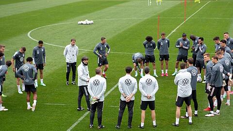 Bundestrainer Joachim Löw (M) spricht während des Trainings zur Mannschaft.