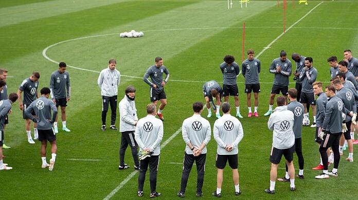 Bundestrainer Joachim Löw (M) spricht während des Trainings zur Mannschaft.