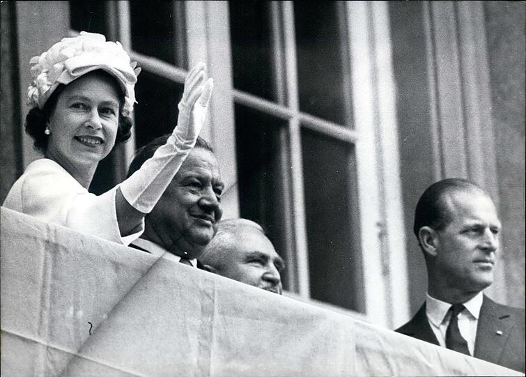 Winken vom Balkon der Staatskanzlei - damals ja noch in der Prinzregentenstraße: Die Queen neben Alfons Goppel und (halb verdeckt) Minister Alois Hundhammer.