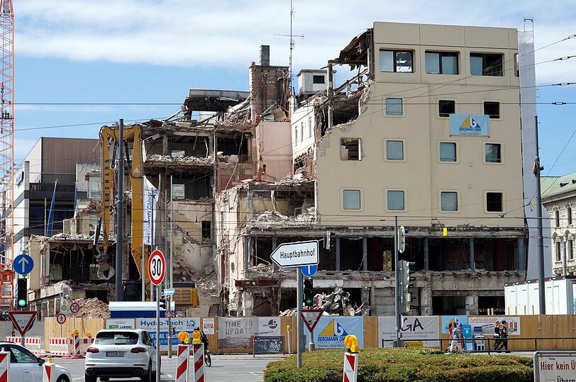 Abriss 2019: Das Hotel Königshof hat den Stachus geprägt - inzwischen ist es Geschichte.