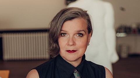 Claudia Bauer wurde 1966 in Landshut geboren. Sie studierte Schauspiel und Regie an der Hochschule Ernst Busch in Berlin, inszenierte in Jena, Magdeburg, Graz und Wien sowie 2019 die Moliére-Bearbeitung "Der eingebildete Kranke" am Residenztheater.