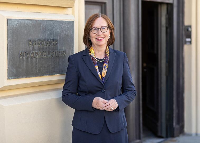 Die AZ hat mit der neuen Stabi-Generaldirektorin Dorothea Sommer gesprochen. Die Anglistin und Bibliotheksmanagerin, Jahrgang 1962, hat in Halle und im walisischen Aberystwyth studiert. Nach Stationen an der Universitäts- und Landesbibliothek Sachsen-Anhalt, wechselte sie 2015 an die Bayerische Staatbibliothek.