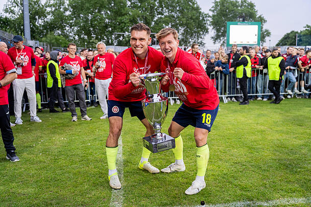 Greilinger (r.) feiert mit Wegmann den Landespokalsieg, mit dem sich der SVWW das Ticket für den DFB-Pokal gesichert hat.