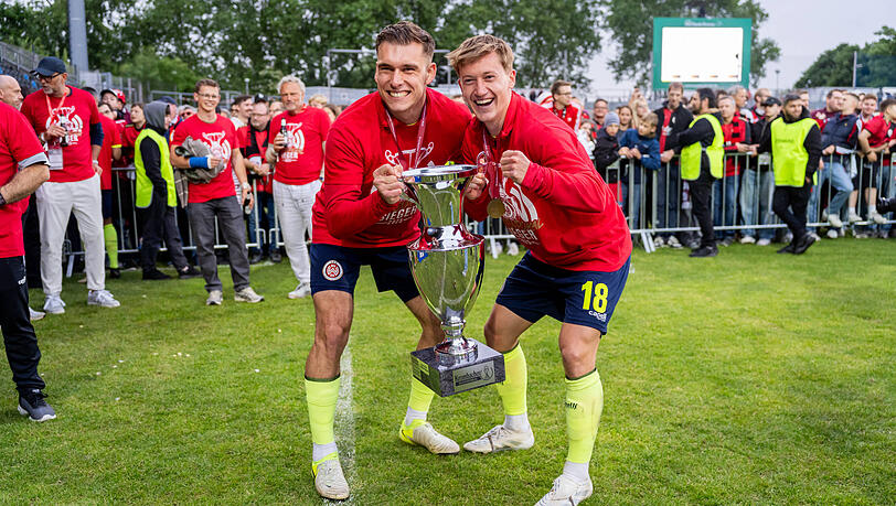 Greilinger (r.) feiert mit Wegmann den Landespokalsieg, mit dem sich der SVWW das Ticket für den DFB-Pokal gesichert hat. Greilinger (r.) feiert mit Wegmann den Landespokalsieg, mit dem sich der SVWW das Ticket für den DFB-Pokal gesichert hat.