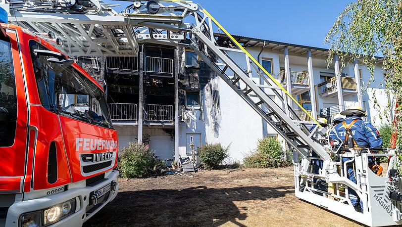 Bei dem Brand in einer Einrichtung für betreutes Wohnen in Rednitzhembach wurden vier Wohnungen vollständig zerstört. Ein schwer verletzter 71-Jähriger ist inzwischen im Krankenhaus gestorben. (Archivbild) Bei dem Brand in einer Einrichtung für betreutes Wohnen in Rednitzhembach wurden vier Wohnungen vollständig zerstört. Ein schwer verletzter 71-Jähriger ist inzwischen im Krankenhaus gestorben. (Archivbild)