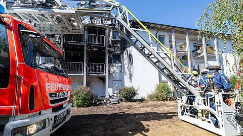Bei dem Brand in einer Einrichtung f&uuml;r betreutes Wohnen in Rednitzhembach wurden vier Wohnungen vollst&auml;ndig zerst&ouml;rt. Ein schwer verletzter 71-J&auml;hriger ist inzwischen im Krankenhaus gestorben. (Archivbild)