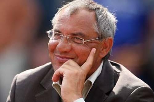 Da lacht er, der Trainermanagergeschäftsführer Felix Magath