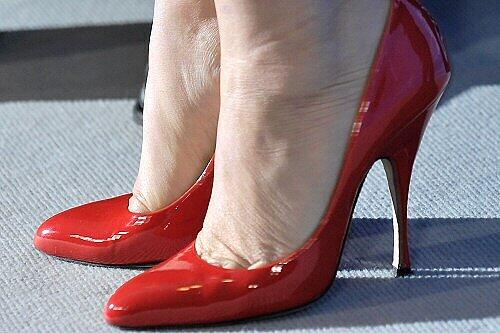 Frau in hochhackigen Pumps