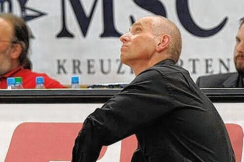 Blick nach oben zu den Großen: Bambergs Basketball-Manager Wolfgang Heyder.