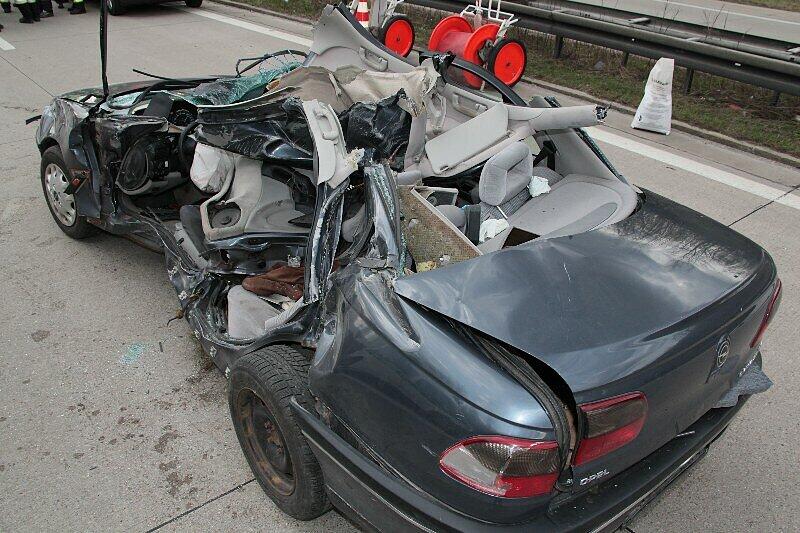 Ein 70 Jahre alter Autofahrer ist am Donnerstag bei einem Unfall auf der Autobahn 94 nahe Poing in Oberbayern ums Leben gekommen. Der Mann übersah das Ende eines Staus.