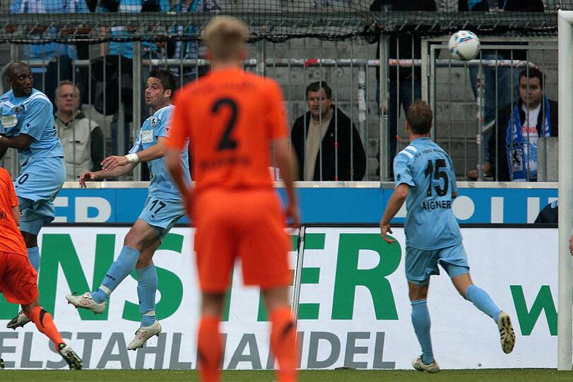 STEFAN AIGNER (r.): Wehrte sich nach Kräften gegen die Bochumer Übermacht und kombinierte sich mehrfach gut nach vorne. Doch beim letzten Pass mangelte es an Genauigkeit. NOTE 3