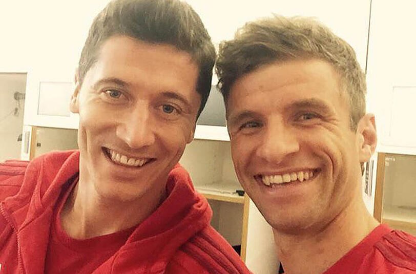 Bester Laune: Thomas Müller und Bayern-Teamkollege Robert Lewandowski (rechts).