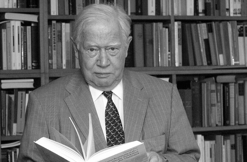 Der Historiker Hans Mommsen blättert in seiner Wohnung am Starnberger See durch ein Buch (2005). Er gehört zu den renommiertesten Vertretern der Historikerzunft in Deutschland. Er starb am Donnerstag (05.11.2015), seinem 85. Geburtstag, in seinem Wohnort Tutzing am Starnberger See.