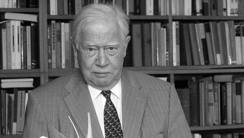 Der Historiker Hans Mommsen blättert in seiner Wohnung am Starnberger See durch ein Buch (2005). Er gehört zu den renommiertesten Vertretern der Historikerzunft in Deutschland. Er starb am Donnerstag (05.11.2015), seinem 85. Geburtstag, in seinem Wohnort Tutzing am Starnberger See. Der Historiker Hans Mommsen blättert in seiner Wohnung am Starnberger See durch ein Buch (2005). Er gehört zu den renommiertesten Vertretern der Historikerzunft in Deutschland. Er starb am Donnerstag (05.11.2015), seinem 85. Geburtstag, in seinem Wohnort Tutzing am Starnberger See.