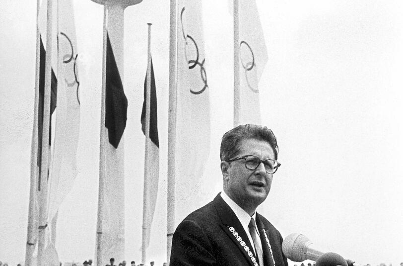 1970 Als OB holt Vogel die Olympischen Spiele nach München und sorgt so dafür, dass der U-Bahnbau für München
finanzierbar wird.